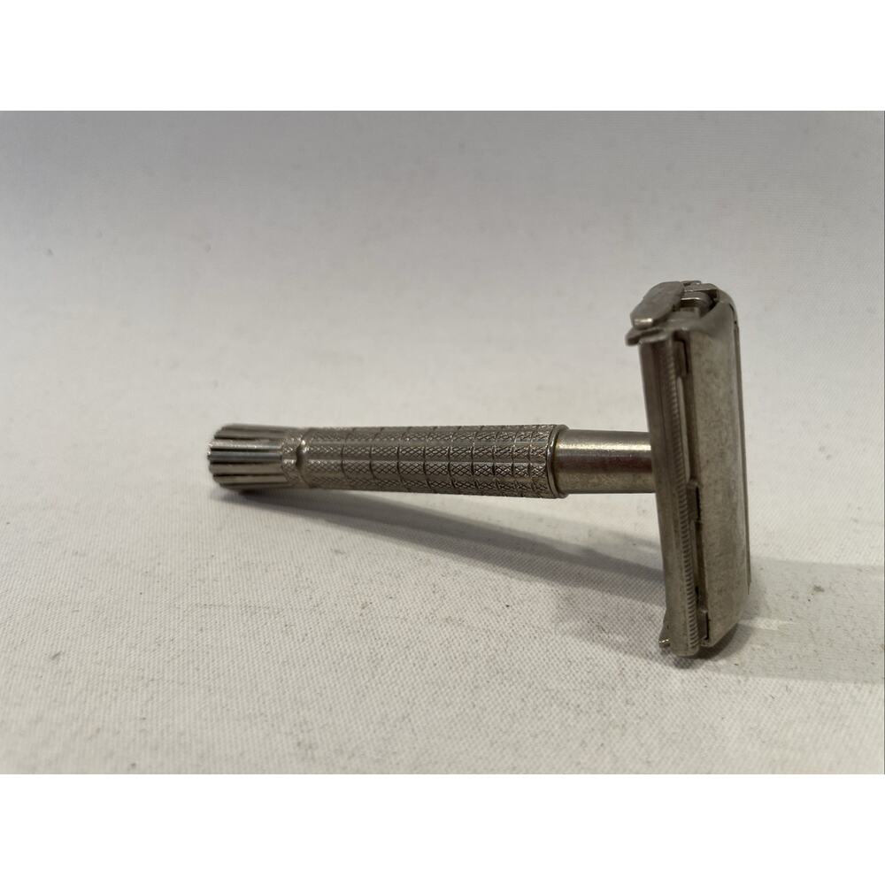Vintage Gillette DE Razor Twist To Open, Made In England Code S
